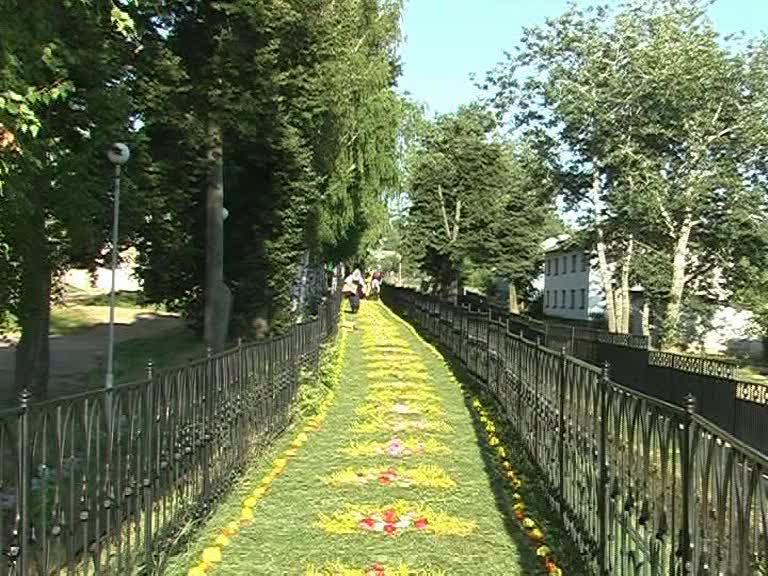 Святая Канавка в Дивееве, украшенная травой и цветами