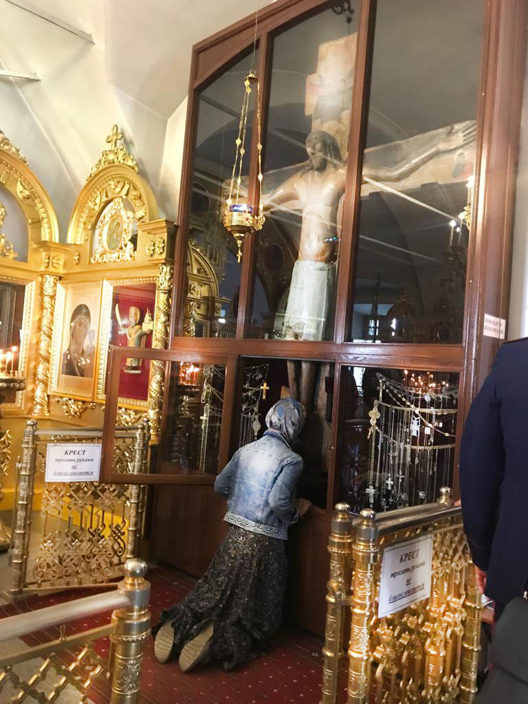Животворящий Крест в храме святителя Иоанна Златоуста